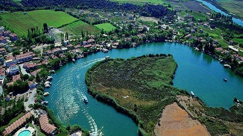 Akyaka: Eine Stadt in einer malerischen Landschaft