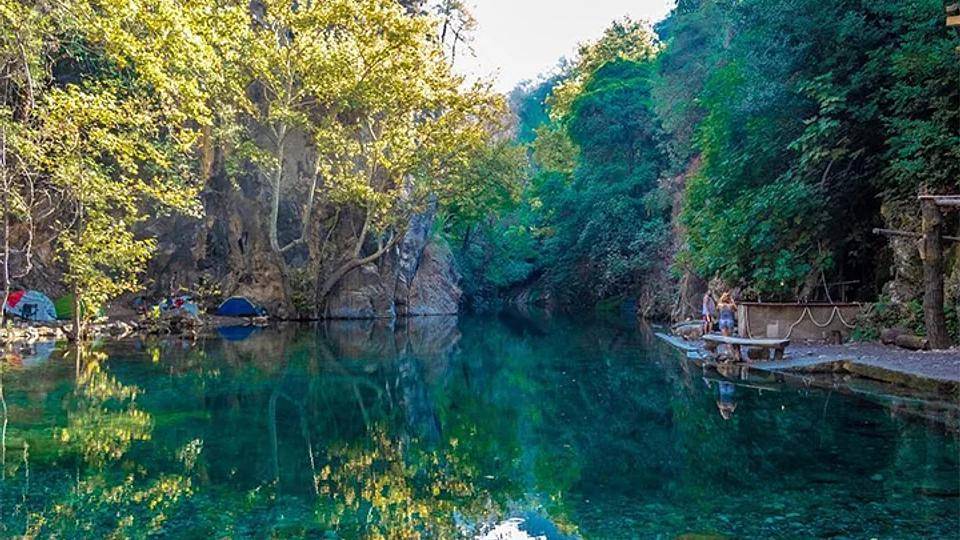 SU BOYUNCA AĞAÇLAR VE YEŞİL VADİ GÜZELLİĞİ İLE KAMP