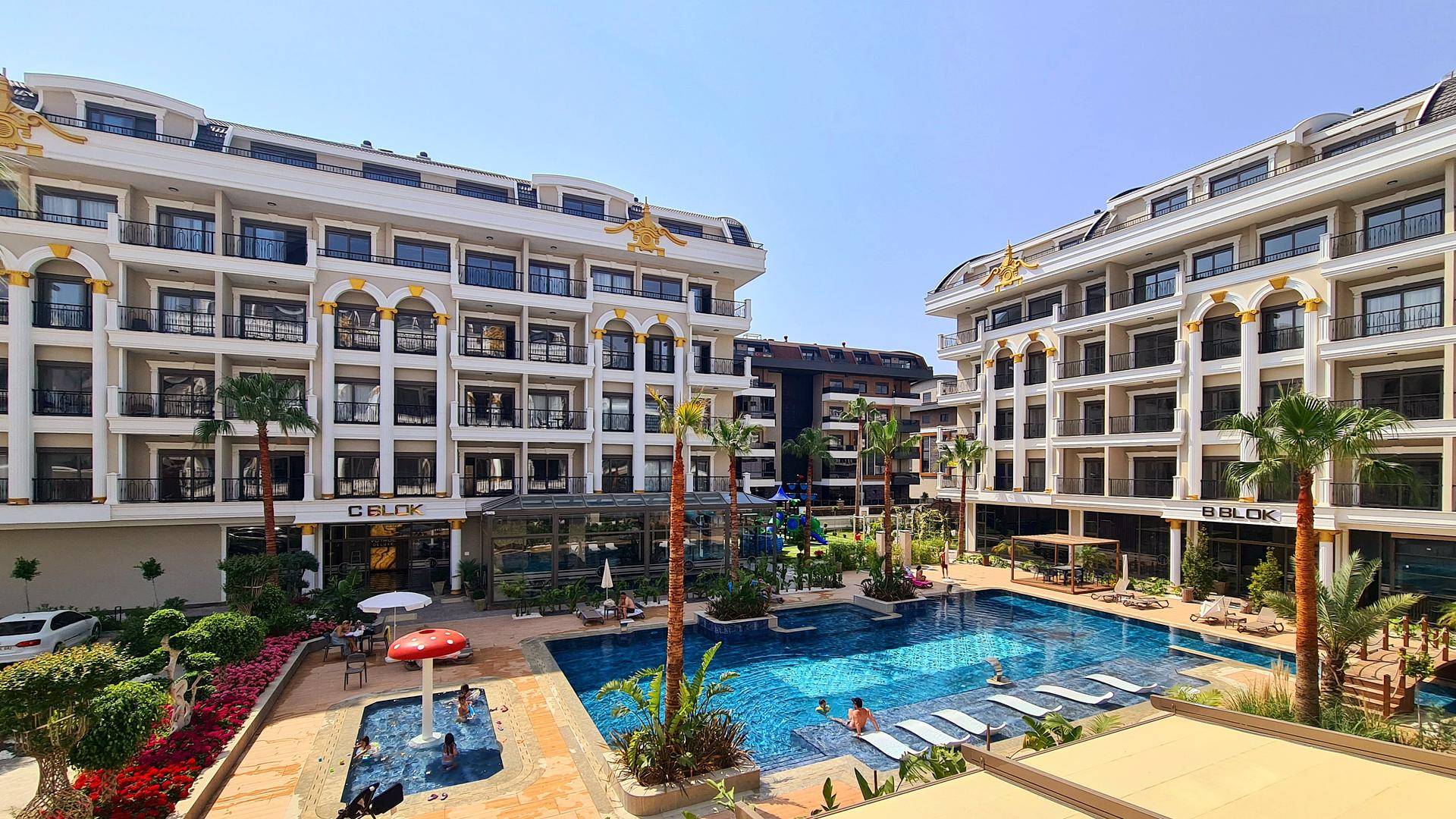 White palace in Oba with many built-in facilities in Oba, Alanya