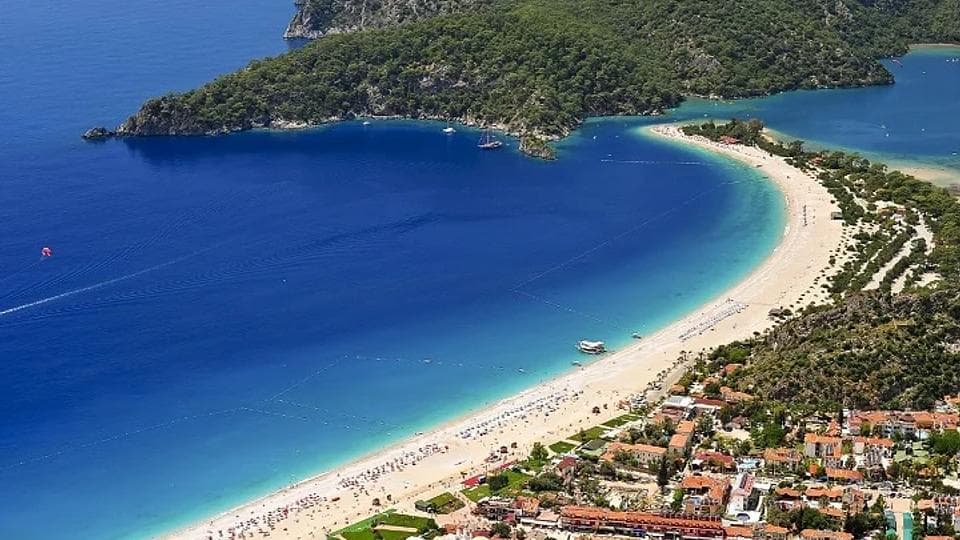 Een lijst met interessante plaatsen met mooie stranden in Turkije